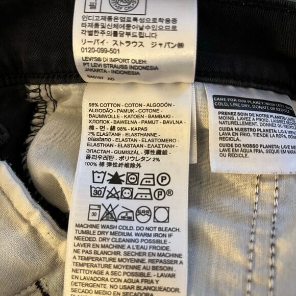 Levi's Women's Pleated Balloon Leg Pants in Black Twill - Picture 8 of 8